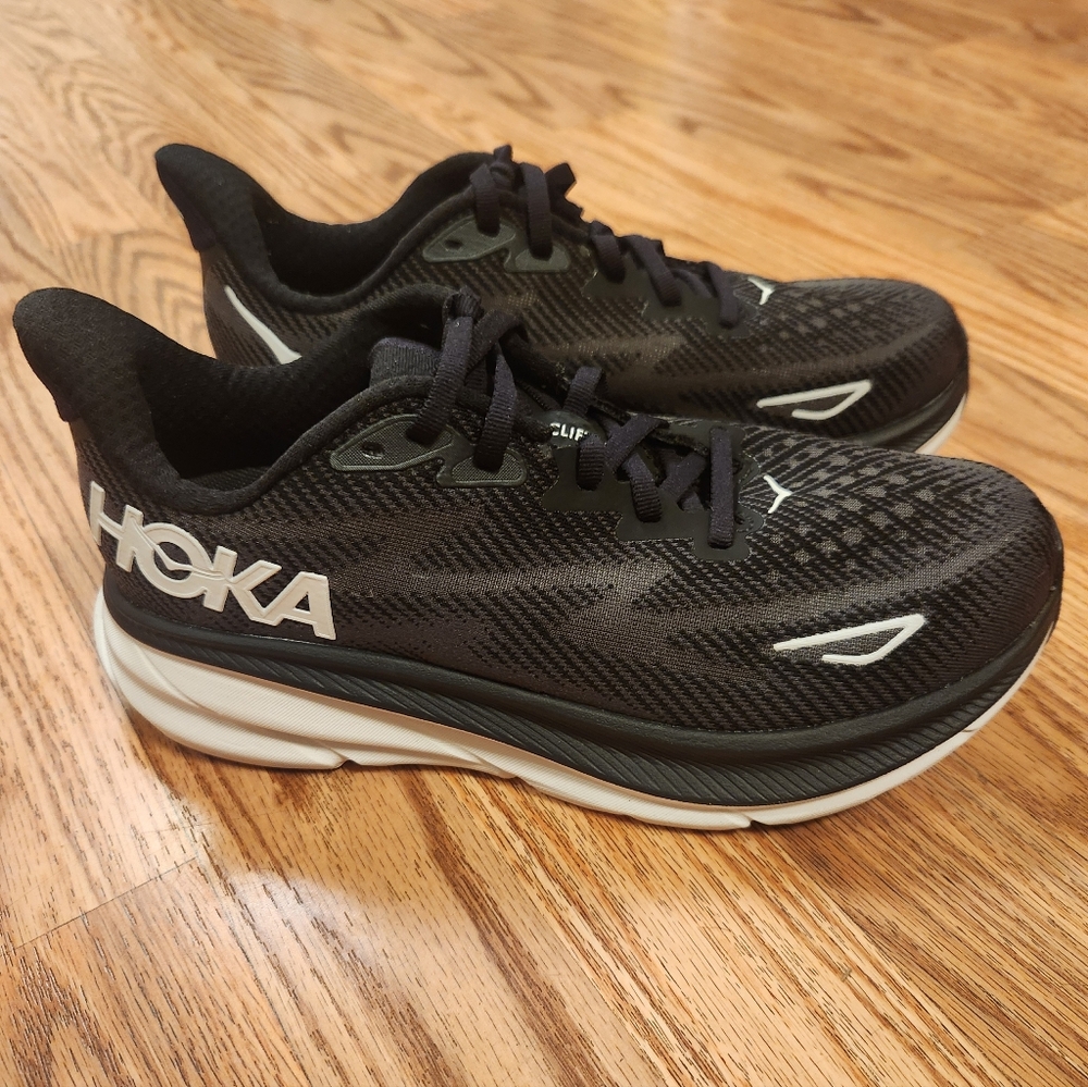 Hoka Clifton 9 WIDE Sz 7 Black and White Athletic Shoes - Picture 2 of 6